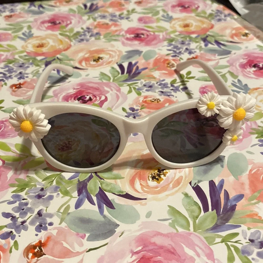 Girls white daisy sunglasses